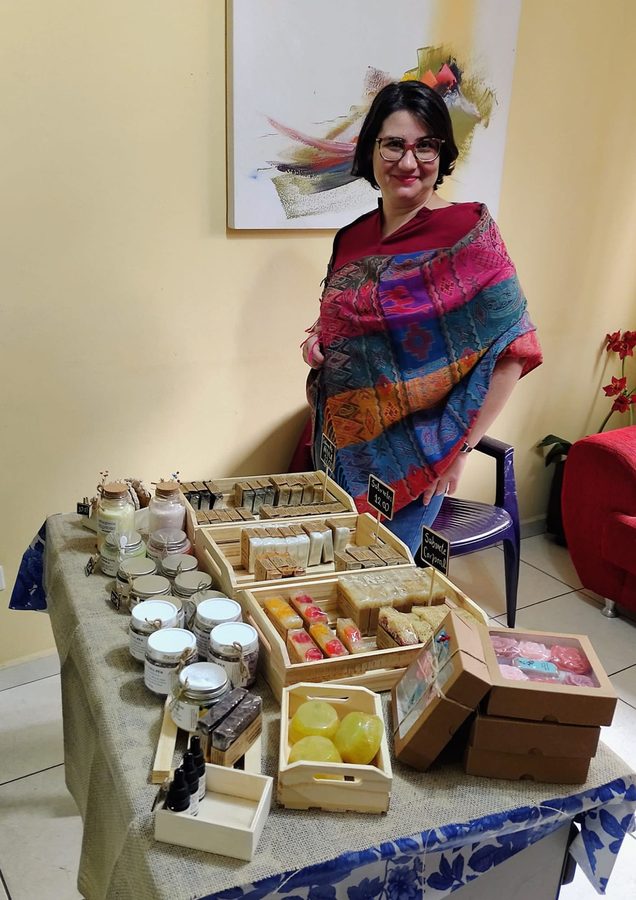 Fernanda Soares na feira, com os produtos que ela mesma produz
