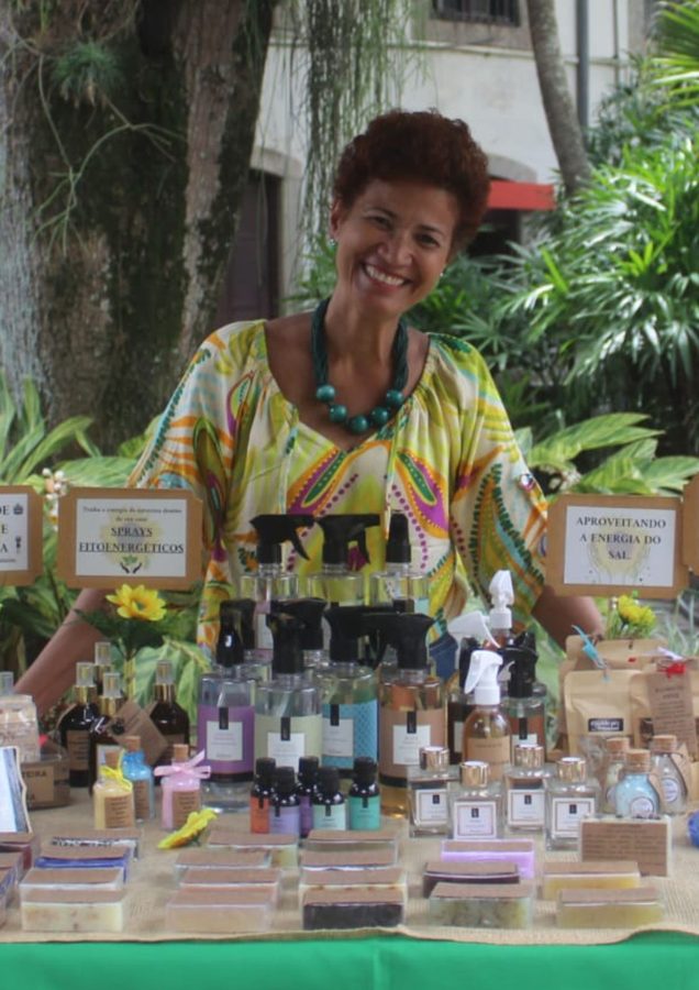 Sônia na feira, com os produtos que ela mesma produz