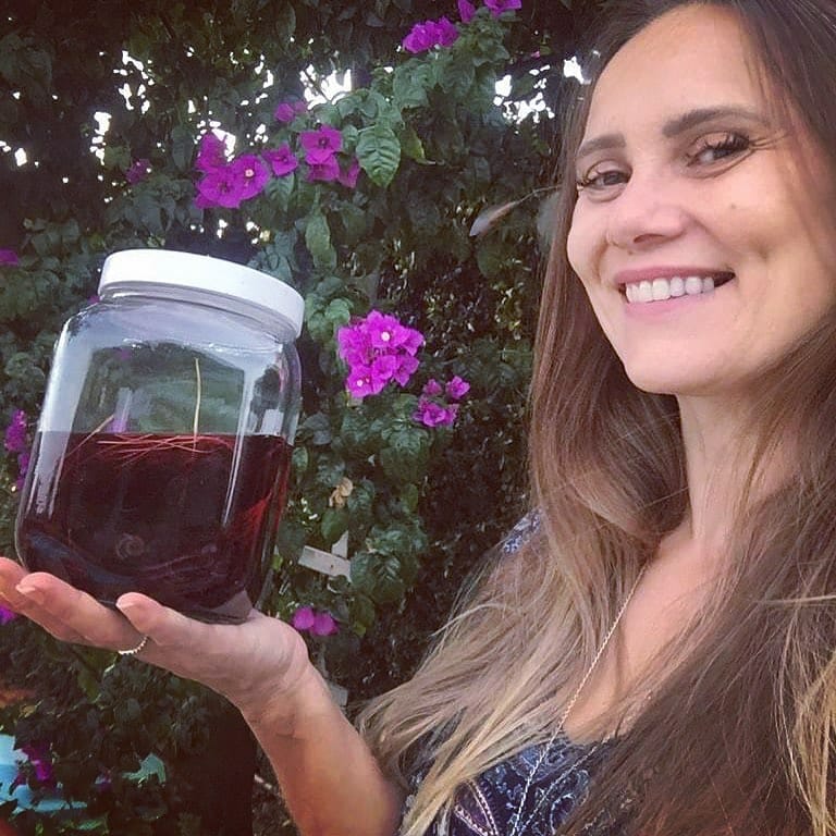 Nill no jardim preparando cosmético natural