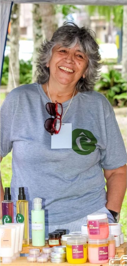 Patrícia na feira, com os óleos esfoliantes e as loções corporais da linha dela